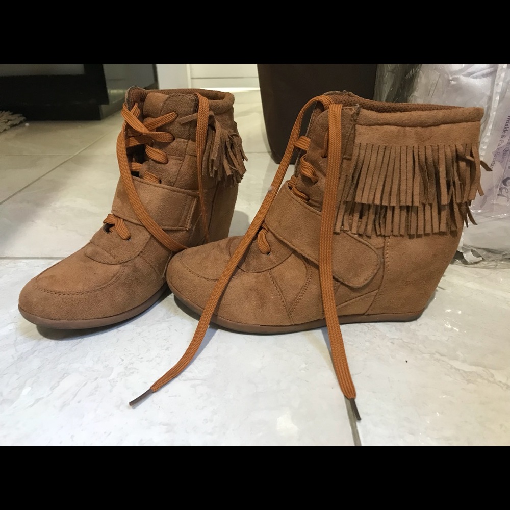 Boots with fringe detail